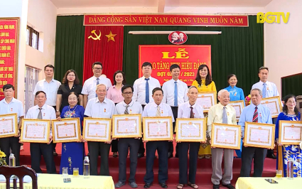 1.475 Đảng vi&ecirc;n được tặng huy hiệu Đảng dịp 2/9