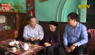 Trao tiền ủng hộ "Quỹ tấm l&ograve;ng v&agrave;ng" cho cụ Nguyễn Thị Thi