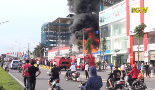 Ch&aacute;y lớn tại cửa h&agrave;ng kinh doanh quần &aacute;o tr&ecirc;n đường H&ugrave;ng Vương