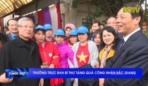 Thường trực Ban B&iacute; thư tặng qu&agrave; c&ocirc;ng nh&acirc;n Bắc Giang