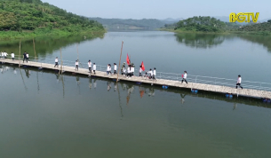 Niềm vui ng&agrave;y tựu trường của học sinh v&ugrave;ng l&ograve;ng hồ Cấm Sơn