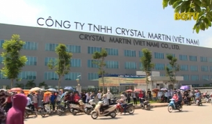 Hơn 5000 c&ocirc;ng nh&acirc;n c&ocirc;ng ty Crystal Martin VN ngừng việc tập thể