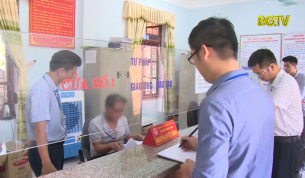 Ph&aacute;t hiện vi phạm khi kiểm tra c&ocirc;ng vụ đột xuất