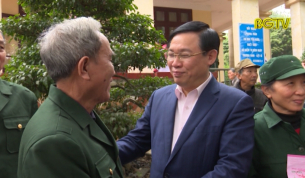 Ph&oacute; thủ tướng tặng qu&agrave; Tết thương bệnh binh, người ngh&egrave;o Bắc Giang