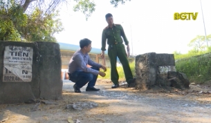 Bất cập từ c&aacute;c trụ b&ecirc; t&ocirc;ng bảo vệ đường l&agrave;ng