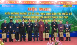 Biểu dương người uy t&iacute;n, học sinh d&acirc;n tộc thiểu số ti&ecirc;u biểu