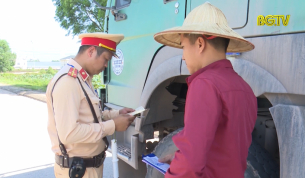 CSGT Y&ecirc;n Dũng tăng cường kiểm so&aacute;t tải trọng tr&ecirc;n quốc lộ 17