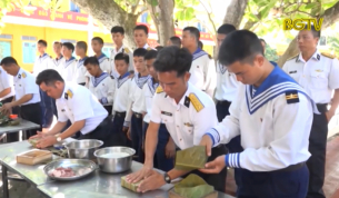 Độc đ&aacute;o thi g&oacute;i b&aacute;nh chưng ở Trường Sa