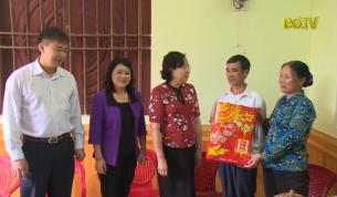 Thăm, tặng qu&agrave; th&acirc;n nh&acirc;n c&aacute;n bộ, chiến sĩ Trường Sa