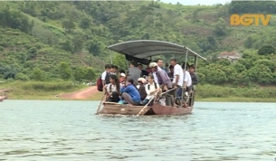 Thắp s&aacute;ng niềm vui cho học sinh l&ograve;ng hồ Cấm Sơn