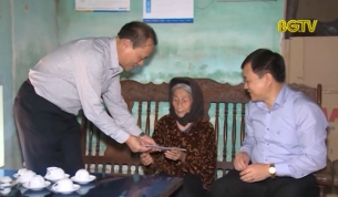 Trao tiền ủng hộ quỹ "Tấm l&ograve;ng v&agrave;ng" cho người ngh&egrave;o
