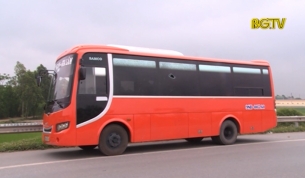 N&eacute;m đ&aacute; v&agrave;o &ocirc; t&ocirc; kh&aacute;ch tr&ecirc;n đường cao tốc