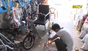 Thanh ni&ecirc;n miền n&uacute;i chế tạo xe lăn điện cho người khuyết tật