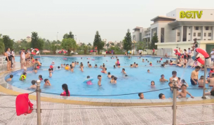 C&aacute;c bể bơi, hồ nước đ&ocirc;ng đ&uacute;c ng&agrave;y nắng n&oacute;ng