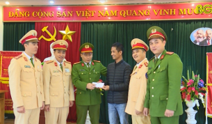 C&ocirc;ng an th&agrave;nh phố Bắc Giang trao trả tiền cho người đ&aacute;nh rơi
