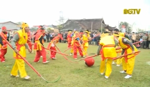 Độc đ&aacute;o lễ hội cướp cầu ở Đ&igrave;nh Nội