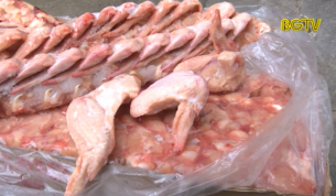 Ti&ecirc;u hủy gần 500kg c&aacute;nh g&agrave; đ&ocirc;ng lạnh nhập lậu
