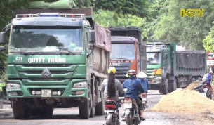 Xe chở qu&aacute; tải hoạt động tr&ecirc;n đường tỉnh 242