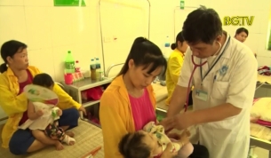 Nắng n&oacute;ng: trẻ bị sốt cao, co giật tăng