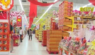 Thị trường h&agrave;ng h&oacute;a phục vụ dịp Tết Nguy&ecirc;n đ&aacute;n 2018