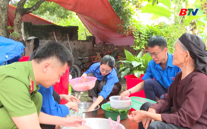 Ấm &aacute;p bữa cơm tri &acirc;n của tuổi trẻ