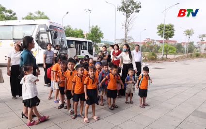 Ấm l&ograve;ng chuyến xe đưa trẻ đến trường tại v&ugrave;ng triển khai dự &aacute;n Cảng h&agrave;ng kh&ocirc;ng quốc tế Gia B&igrave;nh 