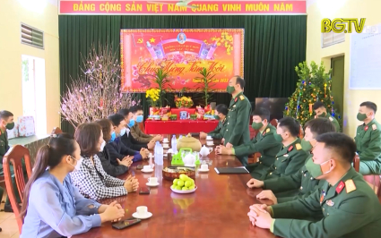 Ấm t&igrave;nh qu&acirc;n d&acirc;n khi Tết đến xu&acirc;n về
