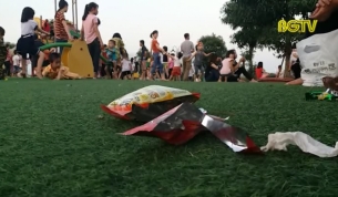 T&igrave;nh trạng xả r&aacute;c bừa b&atilde;i ở c&ocirc;ng vi&ecirc;n Ho&agrave;ng Hoa Th&aacute;m dịp nghỉ lễ