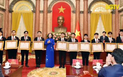 Ba học sinh Bắc Giang được tặng thưởng Hu&acirc;n chương Lao động hạng Nh&igrave;