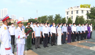 Bắc Giang: C&aacute;c đồng ch&iacute; l&atilde;nh đạo tỉnh viếng Đ&agrave;i tưởng niệm c&aacute;c anh h&ugrave;ng liệt sỹ