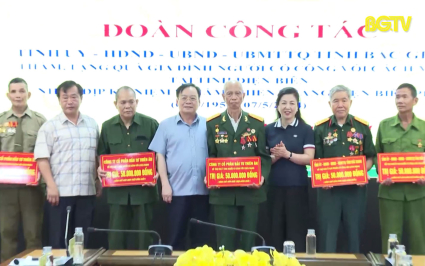 Bắc Giang thăm, tặng qu&agrave; gia đ&igrave;nh người c&oacute; c&ocirc;ng tỉnh Điện Bi&ecirc;n 