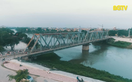 B&aacute;c Hồ v&agrave; b&agrave;i ca kết đo&agrave;n tr&ecirc;n c&ocirc;ng trường l&agrave;m cầu Phủ Lạng Thương 
