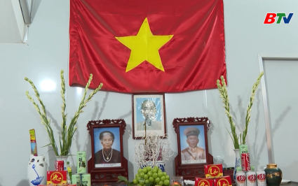 B&aacute;c Hồ v&agrave; cờ tổ quốc - Biểu tượng thi&ecirc;ng li&ecirc;ng của người Việt 