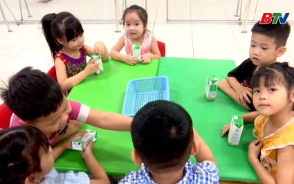 Ban h&agrave;nh Nghị quyết hỗ trợ sữa cho trẻ mầm non v&agrave; học sinh tiểu học