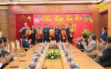 Gặp mặt c&aacute;c đồng ch&iacute; l&atilde;nh đạo nghỉ hưu v&agrave; chuyển c&ocirc;ng t&aacute;c năm 2024