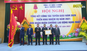 Ban Tuy&ecirc;n gi&aacute;o Tỉnh ủy đ&oacute;n nhận Hu&acirc;n chương Lao động hạng Nhất