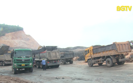 Bảo đảm an to&agrave;n giao th&ocirc;ng trong khai th&aacute;c v&agrave; vận chuyển đất san lấp