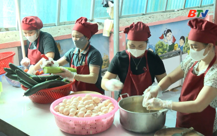 Bảo đảm vệ sinh an to&agrave;n thực phẩm bếp ăn b&aacute;n tr&uacute; 