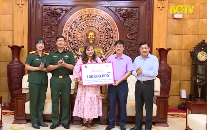 B&aacute;o Qu&acirc;n đội nh&acirc;n d&acirc;n trao qu&agrave; cho trẻ em dịp Tết Trung thu 