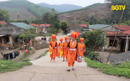Bảo tồn văn ho&aacute; th&ecirc;u tay của phụ nữ Dao L&ocirc; Gang
