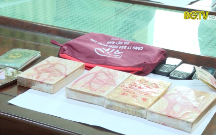 Bắt đối tượng mua b&aacute;n tr&aacute;i ph&eacute;p 4 b&aacute;nh heroin