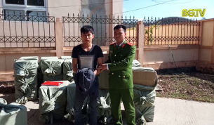 Bắt đối tượng vận chuyển gần 2 tấn ph&aacute;o nổ