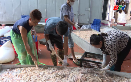 Bắt giữ, ti&ecirc;u hủy hơn 700kg l&ograve;ng lợn kh&ocirc;ng r&otilde; nguồn gốc