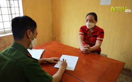 Bắt nữ qu&aacute;i U60 mua b&aacute;n tr&aacute;i ph&eacute;p 2 "c&acirc;y" heroin