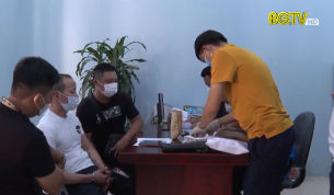 Bắt quả tang đối tượng mua b&aacute;n 4 b&aacute;nh heroin