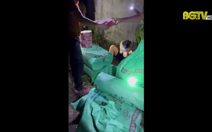 Bắt quả tang đối tượng t&agrave;ng trữ, bu&ocirc;n b&aacute;n hơn 280 kg ph&aacute;o nổ