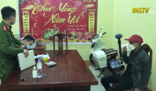 Bắt quả tang đối tượng vận chuyển ph&aacute;o nổ tr&aacute;i ph&eacute;p
