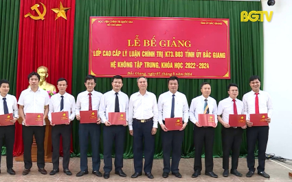 Bế giảng lớp Cao cấp l&yacute; luận ch&iacute;nh trị 