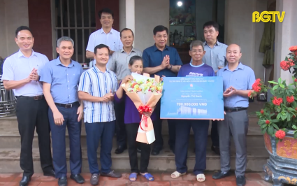 B&iacute; thư Tỉnh ủy thăm, động vi&ecirc;n gia đ&igrave;nh VĐV Nguyễn Thị Oanh 