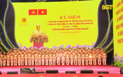 B&iacute; thư Tỉnh ủy dự Lễ kỷ niệm 75 năm CAND học tập 6 điều B&aacute;c Hồ dạy